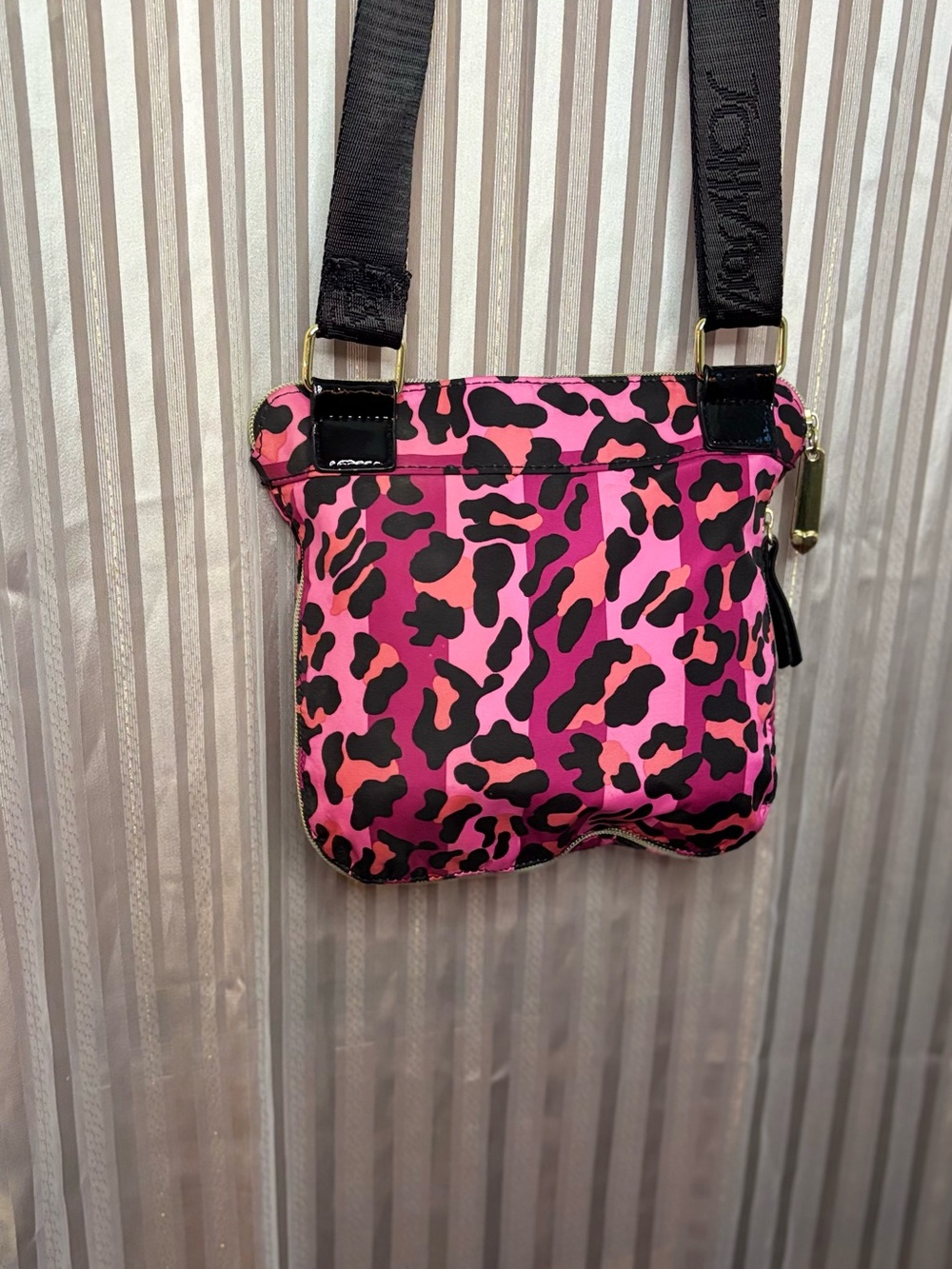 Betsey Johnson Cheetah Stripes Pink Expandable Crossbody Bag. - Picture 4 of 8